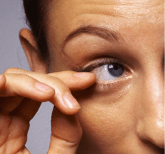 How-to-get-something-out-of-your-eye-that-you-cant-see